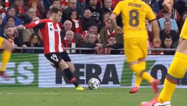 甘超对阿奇姆彭做闭嘴手势，钟义浩扳平比分后做同样手势回击