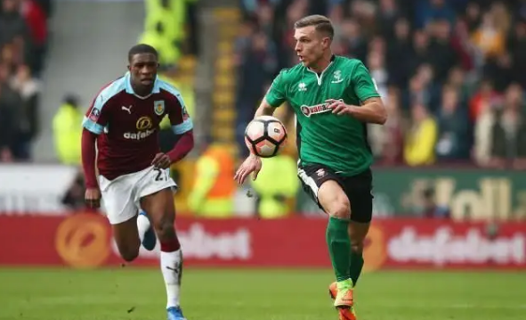 尴尬，一英格兰球迷在阿尔巴尼亚主场被旋转闸门卡住